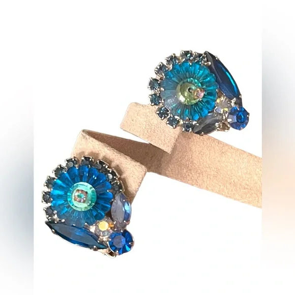 Vintage Capri Blue Rivoli Glass Juliana fancy D&E clip on esrrings - Picture 1 of 7